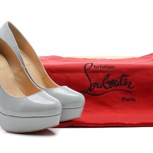 Sapato Christian Louboutin meia pata 14cm.