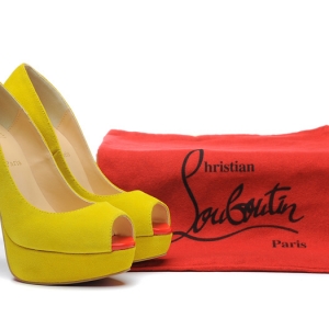 Sapato Christian Louboutin meia pata