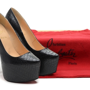 Sapato meia pata Christian Louboutin 16cm.